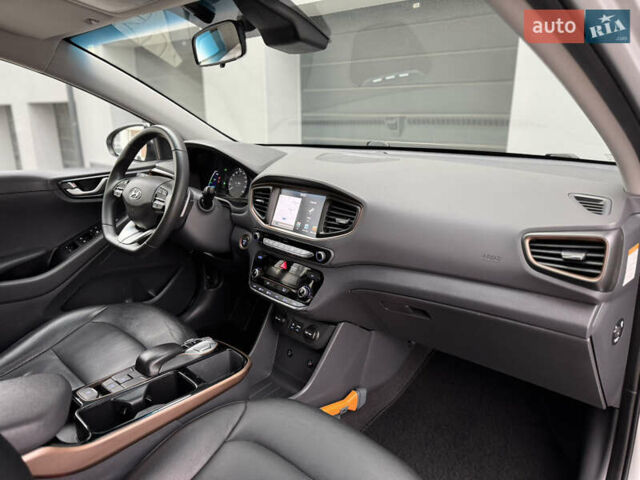 Серый Хендай Ioniq Electric, объемом двигателя 0 л и пробегом 127 тыс. км за 10999 $, фото 52 на Automoto.ua