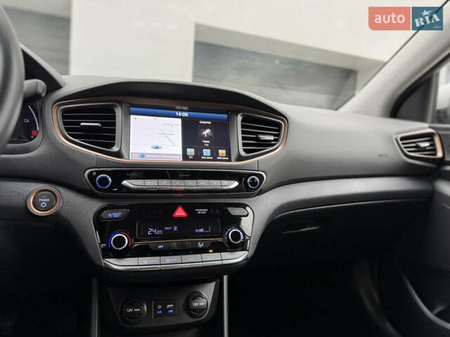 Серый Хендай Ioniq Electric, объемом двигателя 0 л и пробегом 127 тыс. км за 10999 $, фото 64 на Automoto.ua