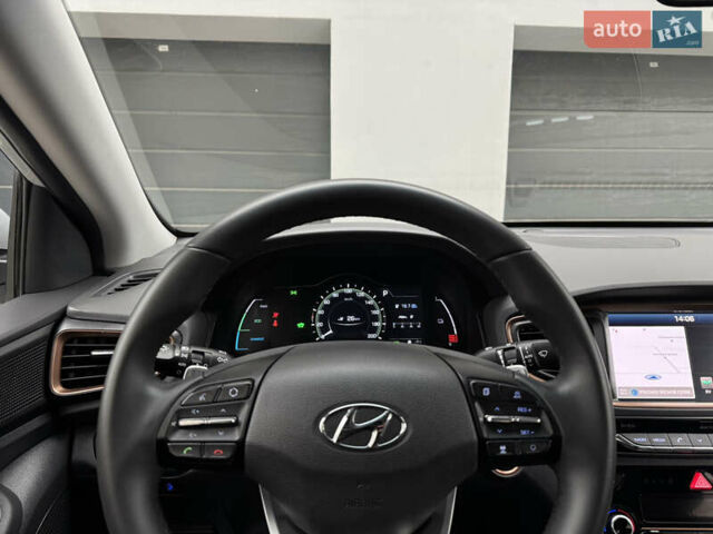 Серый Хендай Ioniq Electric, объемом двигателя 0 л и пробегом 127 тыс. км за 10999 $, фото 65 на Automoto.ua
