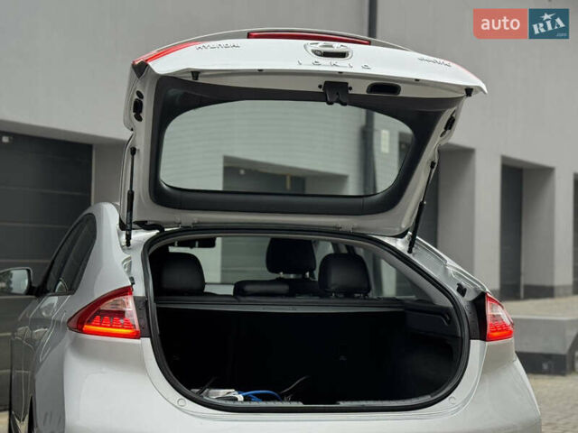 Серый Хендай Ioniq Electric, объемом двигателя 0 л и пробегом 127 тыс. км за 10999 $, фото 45 на Automoto.ua