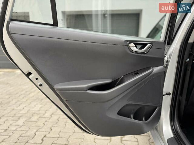 Серый Хендай Ioniq Electric, объемом двигателя 0 л и пробегом 127 тыс. км за 10999 $, фото 57 на Automoto.ua