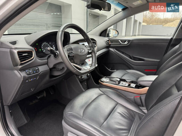 Серый Хендай Ioniq Electric, объемом двигателя 0 л и пробегом 127 тыс. км за 10999 $, фото 61 на Automoto.ua