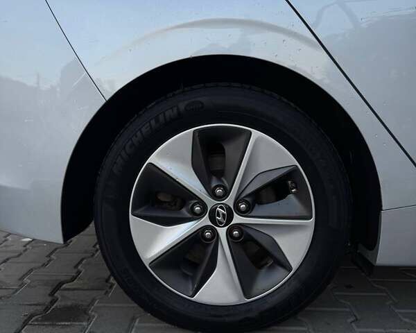 Сірий Хендай Ioniq Electric, об'ємом двигуна 0 л та пробігом 130 тис. км за 12650 $, фото 28 на Automoto.ua