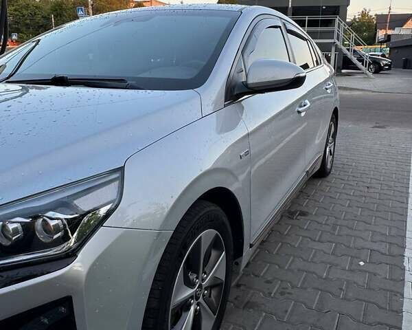 Сірий Хендай Ioniq Electric, об'ємом двигуна 0 л та пробігом 130 тис. км за 12650 $, фото 24 на Automoto.ua