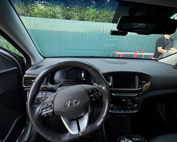 Сірий Хендай Ioniq Electric, об'ємом двигуна 0 л та пробігом 130 тис. км за 12650 $, фото 5 на Automoto.ua