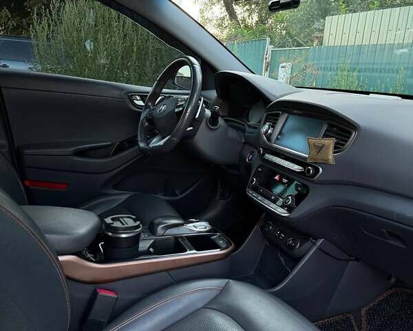 Сірий Хендай Ioniq Electric, об'ємом двигуна 0 л та пробігом 130 тис. км за 12650 $, фото 29 на Automoto.ua