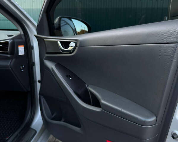 Сірий Хендай Ioniq Electric, об'ємом двигуна 0 л та пробігом 130 тис. км за 12650 $, фото 12 на Automoto.ua