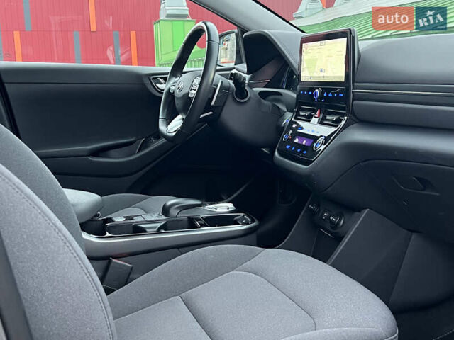 Сірий Хендай Ioniq Electric, об'ємом двигуна 0 л та пробігом 88 тис. км за 17000 $, фото 22 на Automoto.ua