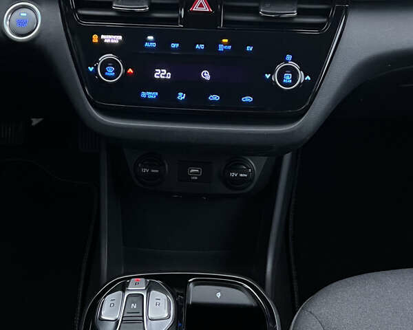 Сірий Хендай Ioniq Electric, об'ємом двигуна 0 л та пробігом 88 тис. км за 17000 $, фото 15 на Automoto.ua