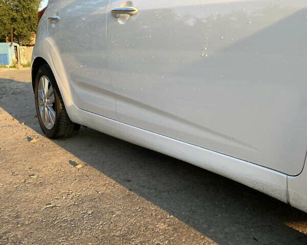 Белый Хендай ix20, объемом двигателя 1.4 л и пробегом 225 тыс. км за 7500 $, фото 3 на Automoto.ua