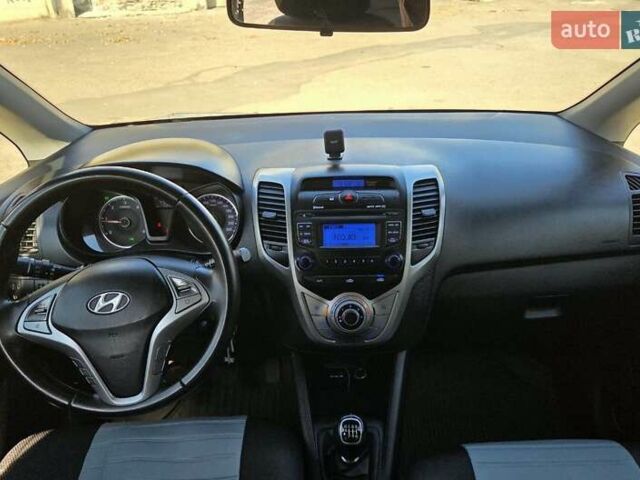 Белый Хендай ix20, объемом двигателя 1.4 л и пробегом 171 тыс. км за 6700 $, фото 7 на Automoto.ua
