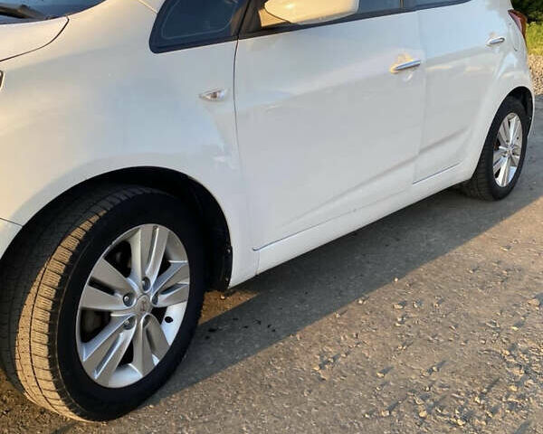 Белый Хендай ix20, объемом двигателя 1.4 л и пробегом 225 тыс. км за 7500 $, фото 2 на Automoto.ua