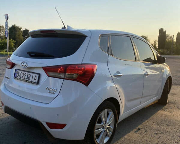Белый Хендай ix20, объемом двигателя 1.4 л и пробегом 225 тыс. км за 7500 $, фото 4 на Automoto.ua