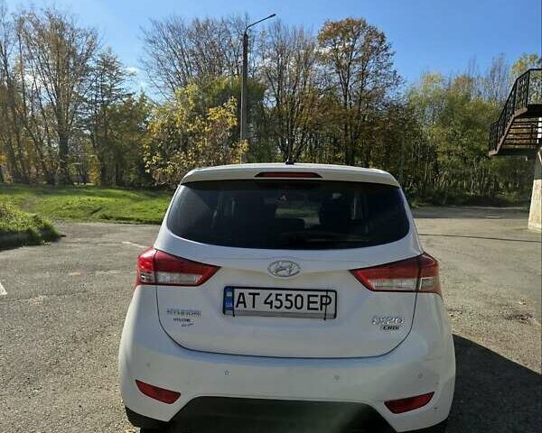Белый Хендай ix20, объемом двигателя 1.4 л и пробегом 171 тыс. км за 6700 $, фото 1 на Automoto.ua