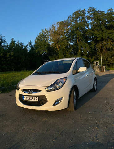 Белый Хендай ix20, объемом двигателя 1.4 л и пробегом 225 тыс. км за 7500 $, фото 1 на Automoto.ua