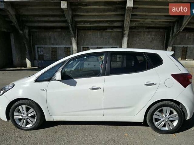 Белый Хендай ix20, объемом двигателя 1.4 л и пробегом 171 тыс. км за 6700 $, фото 3 на Automoto.ua