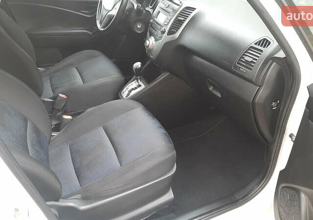 Белый Хендай ix20, объемом двигателя 1.6 л и пробегом 265 тыс. км за 8950 $, фото 25 на Automoto.ua