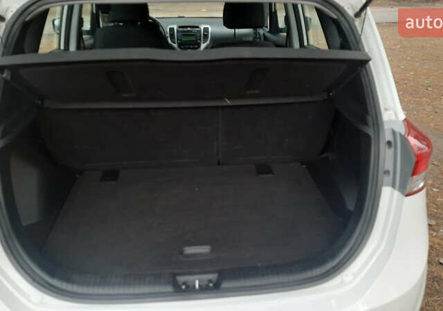 Белый Хендай ix20, объемом двигателя 1.6 л и пробегом 265 тыс. км за 8950 $, фото 32 на Automoto.ua