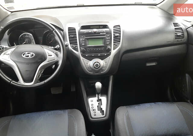 Белый Хендай ix20, объемом двигателя 1.6 л и пробегом 265 тыс. км за 8950 $, фото 24 на Automoto.ua