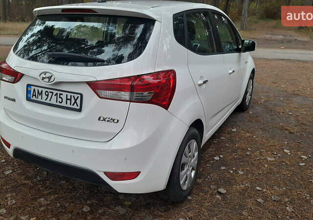 Белый Хендай ix20, объемом двигателя 1.6 л и пробегом 265 тыс. км за 8950 $, фото 13 на Automoto.ua