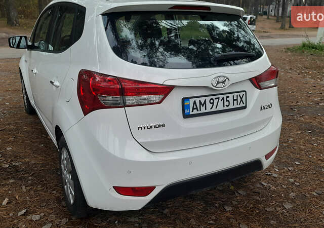Белый Хендай ix20, объемом двигателя 1.6 л и пробегом 265 тыс. км за 8950 $, фото 12 на Automoto.ua