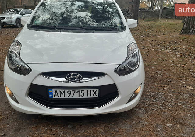 Белый Хендай ix20, объемом двигателя 1.6 л и пробегом 265 тыс. км за 8950 $, фото 1 на Automoto.ua