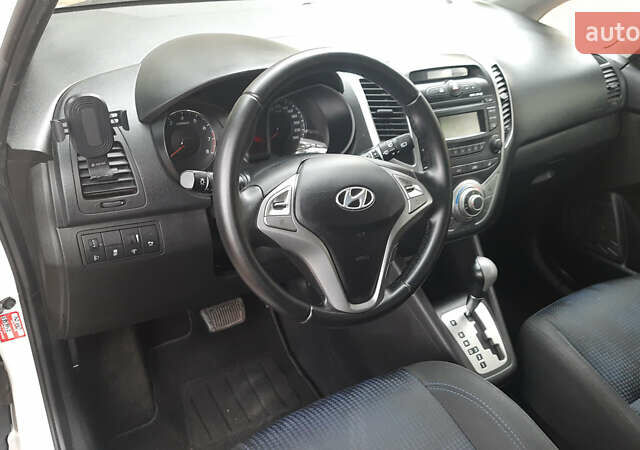 Белый Хендай ix20, объемом двигателя 1.6 л и пробегом 265 тыс. км за 8950 $, фото 22 на Automoto.ua