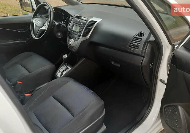 Белый Хендай ix20, объемом двигателя 1.6 л и пробегом 265 тыс. км за 8950 $, фото 26 на Automoto.ua