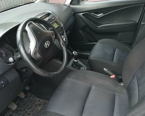 Белый Хендай ix20, объемом двигателя 1.4 л и пробегом 134 тыс. км за 6500 $, фото 3 на Automoto.ua