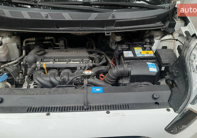 Белый Хендай ix20, объемом двигателя 1.6 л и пробегом 265 тыс. км за 8950 $, фото 37 на Automoto.ua