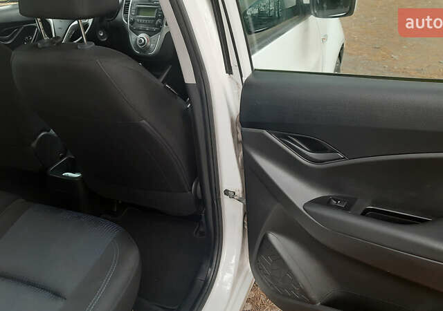 Белый Хендай ix20, объемом двигателя 1.6 л и пробегом 265 тыс. км за 8950 $, фото 29 на Automoto.ua