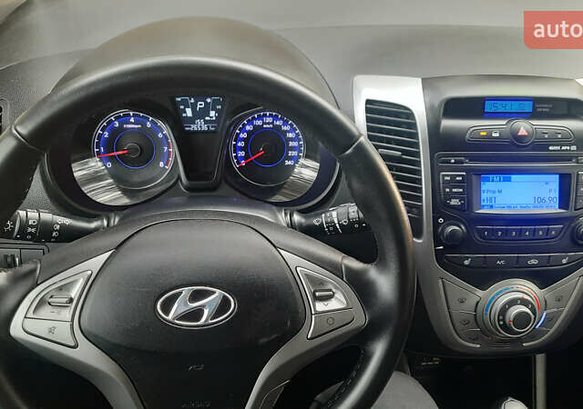 Белый Хендай ix20, объемом двигателя 1.6 л и пробегом 265 тыс. км за 8950 $, фото 18 на Automoto.ua