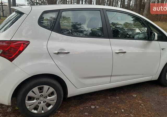 Белый Хендай ix20, объемом двигателя 1.6 л и пробегом 265 тыс. км за 8950 $, фото 7 на Automoto.ua