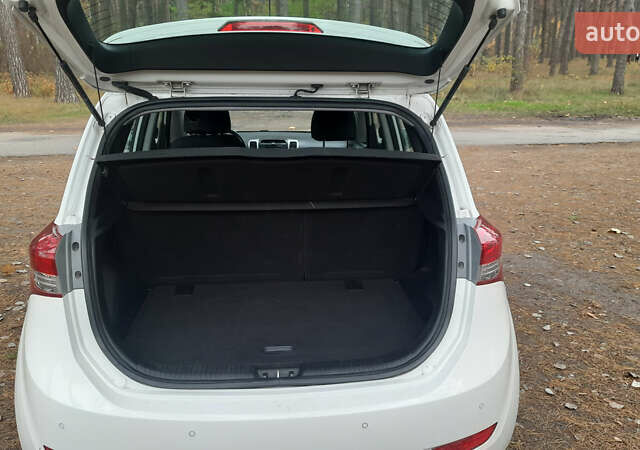 Белый Хендай ix20, объемом двигателя 1.6 л и пробегом 265 тыс. км за 8950 $, фото 33 на Automoto.ua