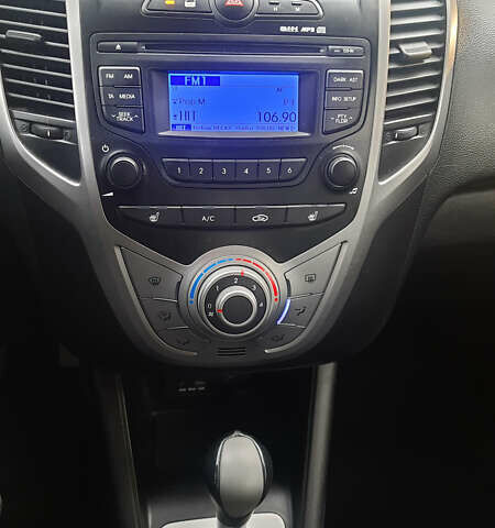 Белый Хендай ix20, объемом двигателя 1.6 л и пробегом 265 тыс. км за 8950 $, фото 19 на Automoto.ua