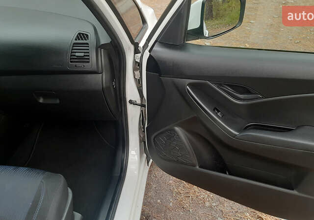 Белый Хендай ix20, объемом двигателя 1.6 л и пробегом 265 тыс. км за 8950 $, фото 27 на Automoto.ua