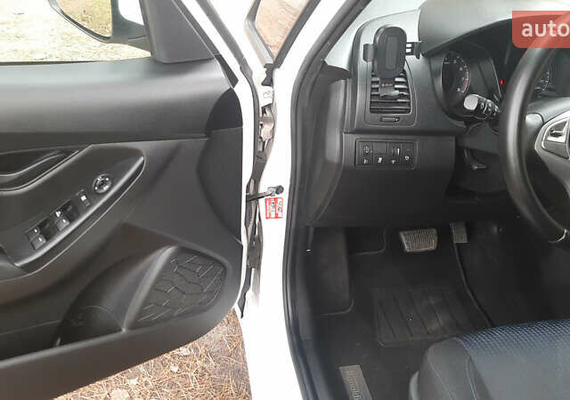 Белый Хендай ix20, объемом двигателя 1.6 л и пробегом 265 тыс. км за 8950 $, фото 23 на Automoto.ua