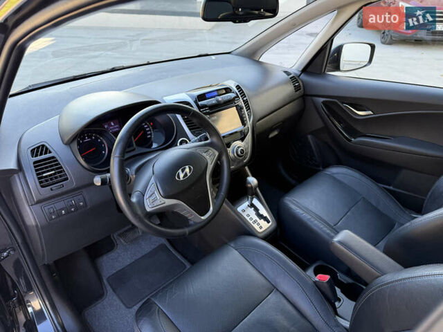 Черный Хендай ix20, объемом двигателя 1.6 л и пробегом 176 тыс. км за 10500 $, фото 12 на Automoto.ua