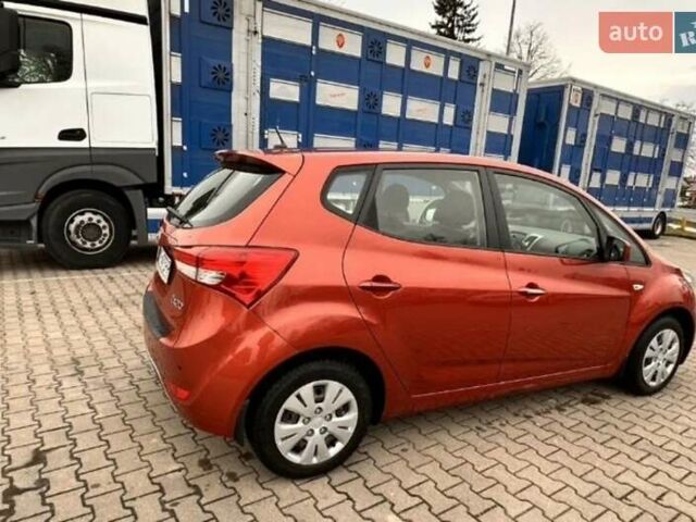 Красный Хендай ix20, объемом двигателя 1.6 л и пробегом 89 тыс. км за 7000 $, фото 1 на Automoto.ua