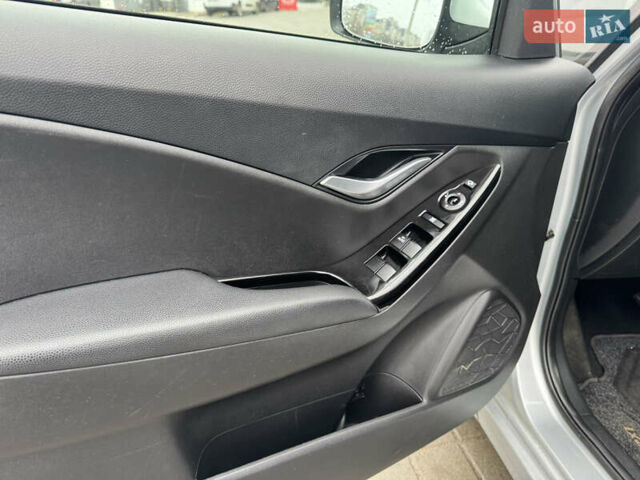 Серый Хендай ix20, объемом двигателя 1.6 л и пробегом 138 тыс. км за 10150 $, фото 11 на Automoto.ua