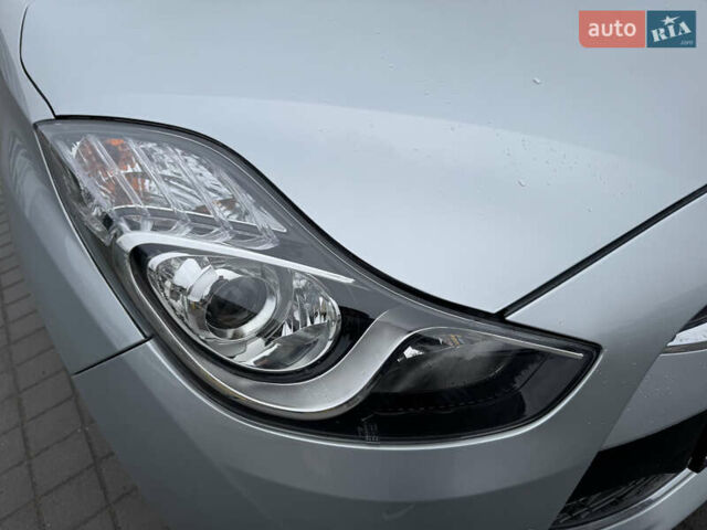 Серый Хендай ix20, объемом двигателя 1.6 л и пробегом 138 тыс. км за 10150 $, фото 8 на Automoto.ua