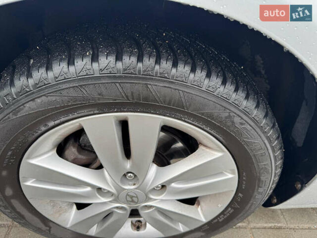 Серый Хендай ix20, объемом двигателя 1.6 л и пробегом 138 тыс. км за 10950 $, фото 6 на Automoto.ua
