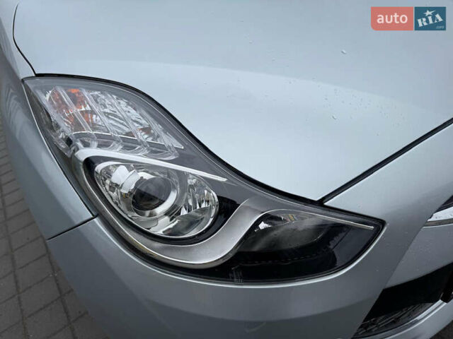 Серый Хендай ix20, объемом двигателя 1.6 л и пробегом 138 тыс. км за 10950 $, фото 7 на Automoto.ua