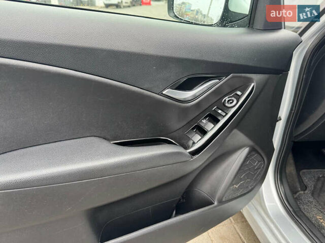 Серый Хендай ix20, объемом двигателя 1.6 л и пробегом 138 тыс. км за 10950 $, фото 10 на Automoto.ua