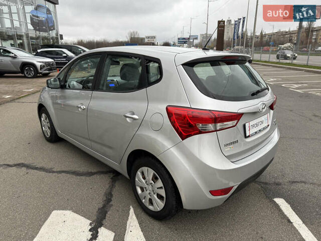 Серый Хендай ix20, объемом двигателя 1.58 л и пробегом 250 тыс. км за 6600 $, фото 6 на Automoto.ua