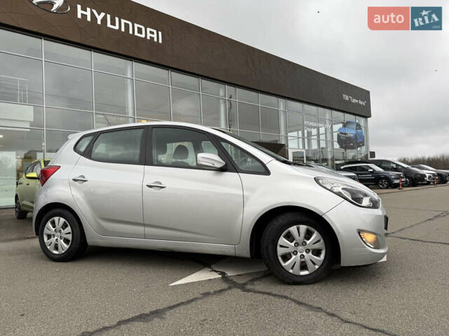 Серый Хендай ix20, объемом двигателя 1.58 л и пробегом 250 тыс. км за 6600 $, фото 3 на Automoto.ua