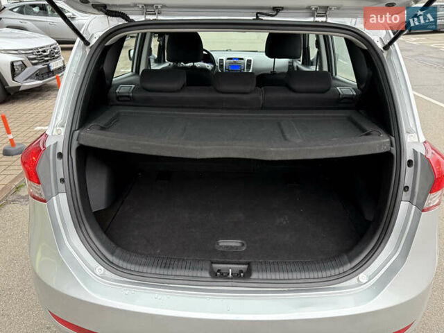 Серый Хендай ix20, объемом двигателя 1.58 л и пробегом 250 тыс. км за 6600 $, фото 10 на Automoto.ua