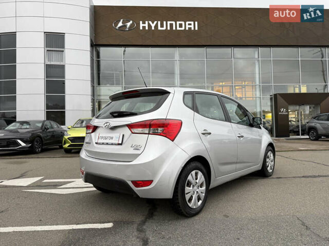 Серый Хендай ix20, объемом двигателя 1.58 л и пробегом 250 тыс. км за 6600 $, фото 4 на Automoto.ua