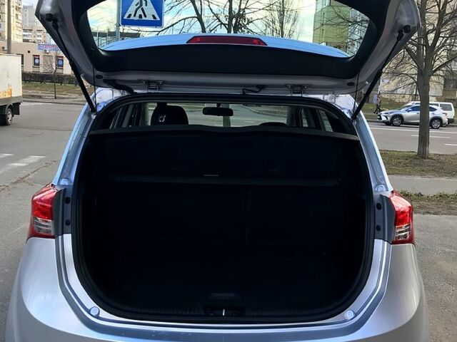 Серый Хендай ix20, объемом двигателя 1.6 л и пробегом 250 тыс. км за 8000 $, фото 1 на Automoto.ua