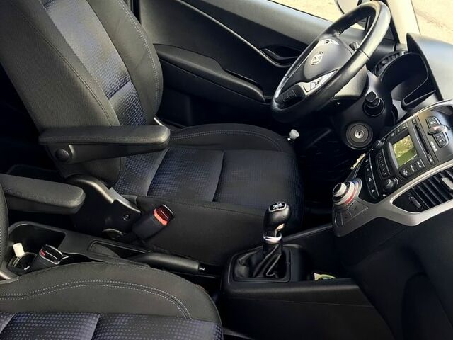 Серый Хендай ix20, объемом двигателя 1.6 л и пробегом 250 тыс. км за 8000 $, фото 3 на Automoto.ua